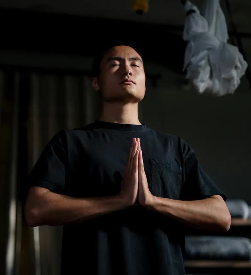 Buổi tập yoga ngoài trời trong một kỳ nghỉ dưỡng.