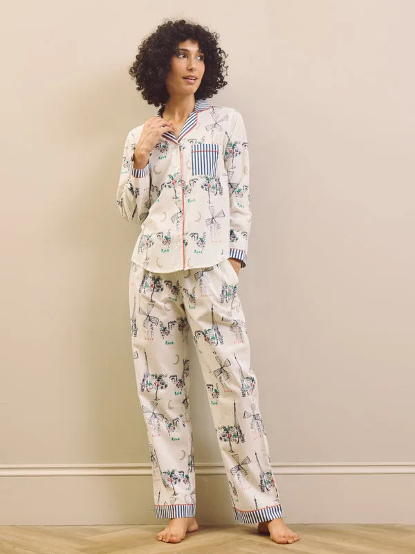 Người mẫu mặc bộ đồ ngủ cotton hoạ tiết Paris xanh navy và trắng